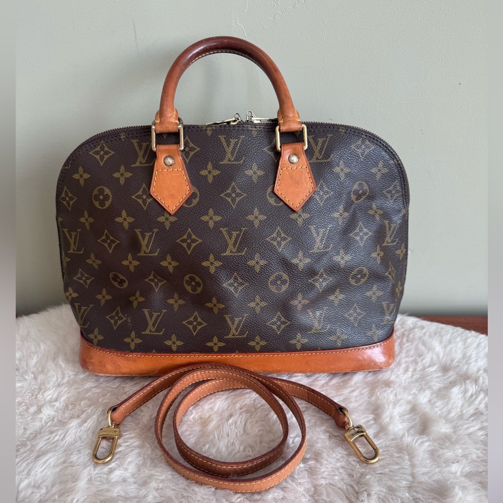 Authentic Lousi Vuitton Alma PM with strap